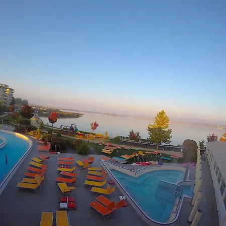 Apartament And 2 *